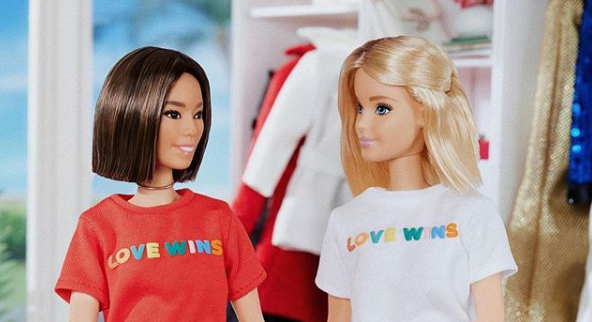 Barbie y la versión de Aimee Song posan en apoyo al matrimonio LGTB