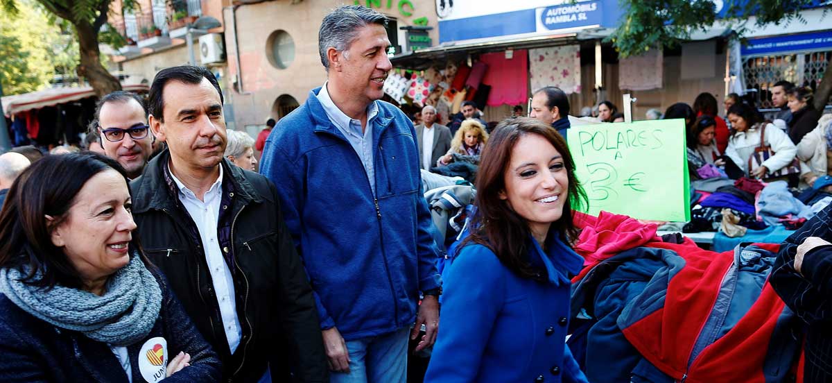 Fernando Martínez-Maillo (2i), Xavier García Albiol (2d) y la número dos de la lista por Barcelona, Andrea Levy (d), durante su visita el mercado de Santa Coloma de Gramenet. 