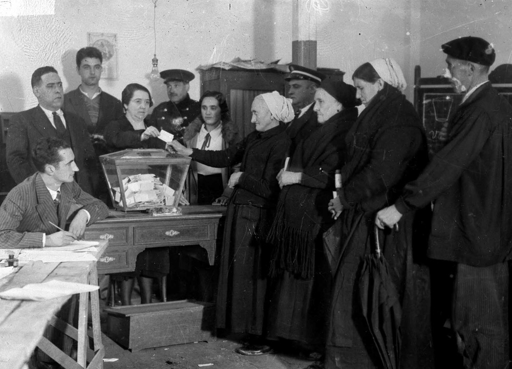 Mujeres votando en España en 1933