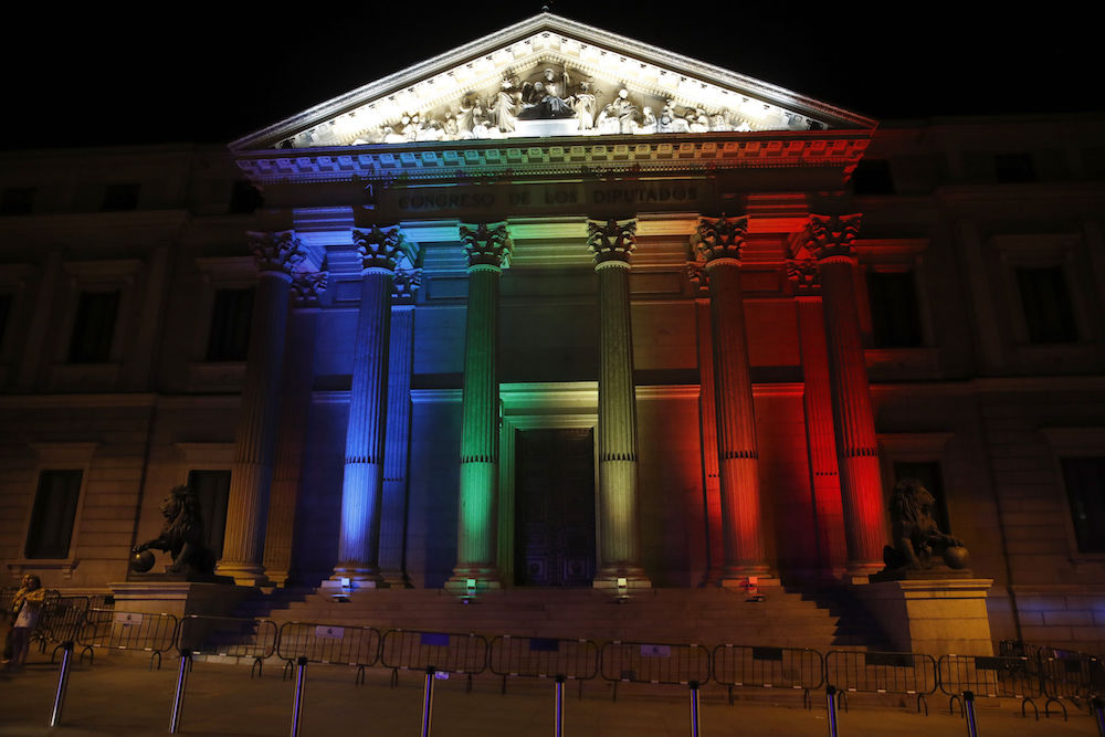 La puerta principal del Congreso de los Diputados iluminada con los colores de la bandera del colectivo LGBT, en apoyo a la celebración del World Pride Madrid 2017