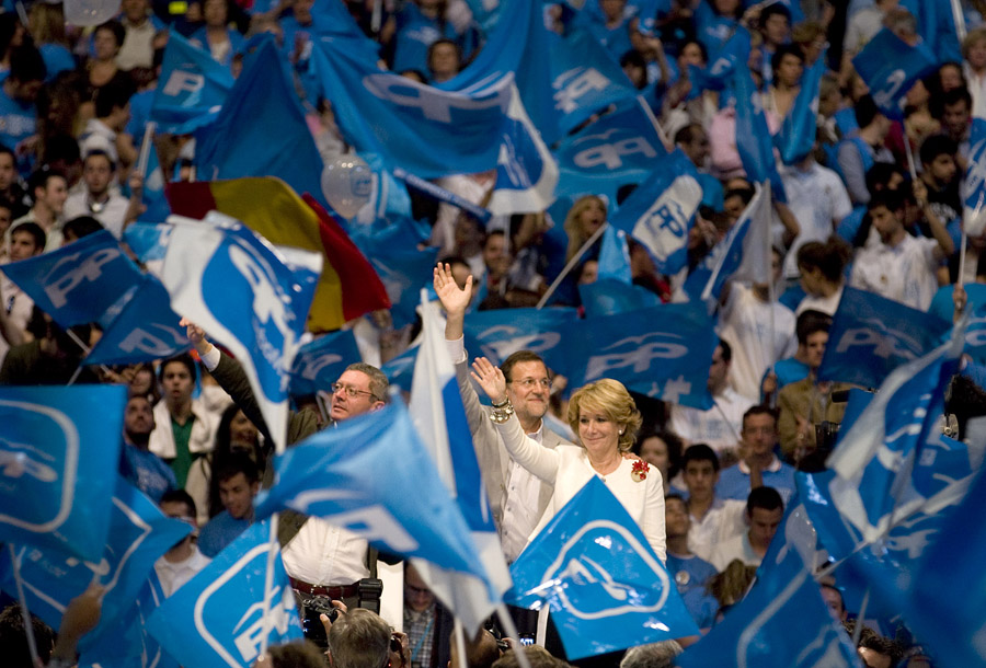 Alberto Ruiz-Gallardón, Mariano Rajoy y Esperanza Aguirre en el cierre de campaña de 2011 en el palacio de Deportes de Madrid.