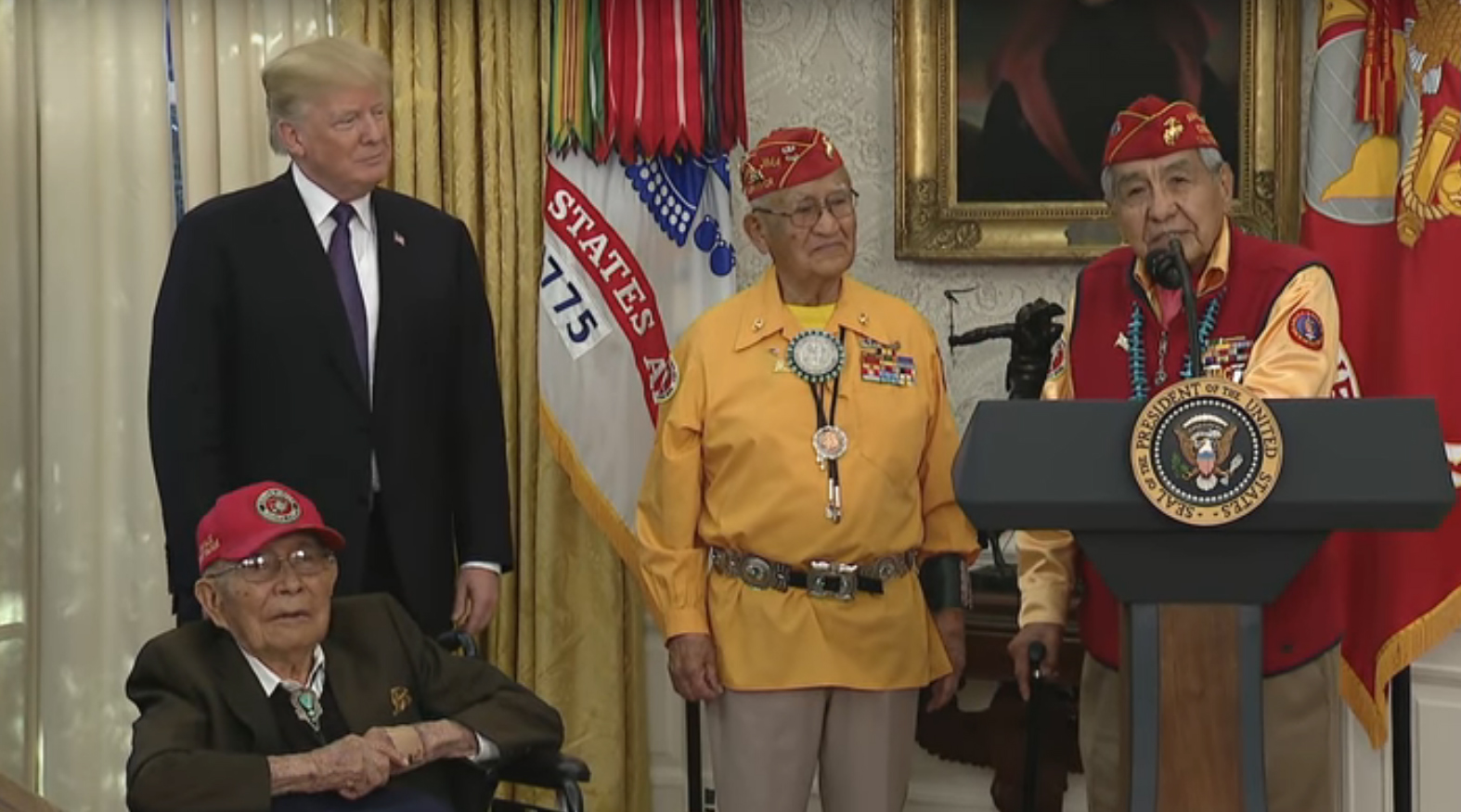 Donald Trump recibe a los indios navajos, veteranos de la Segunda Guerra Mundial.