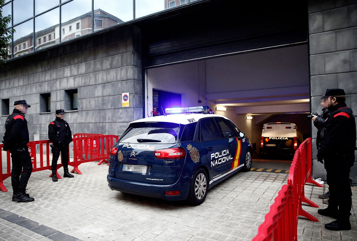 Acceso a dependencias judiciales del furgón donde se encuentran los miembros de 'La Manada'  en una imagen de archivo