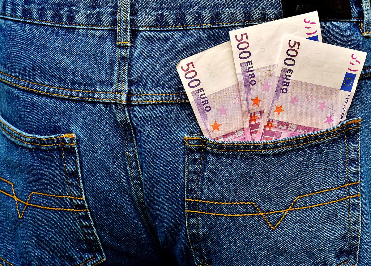 Imagen de un bolsillo lleno de dinero, de euros. Pixabay