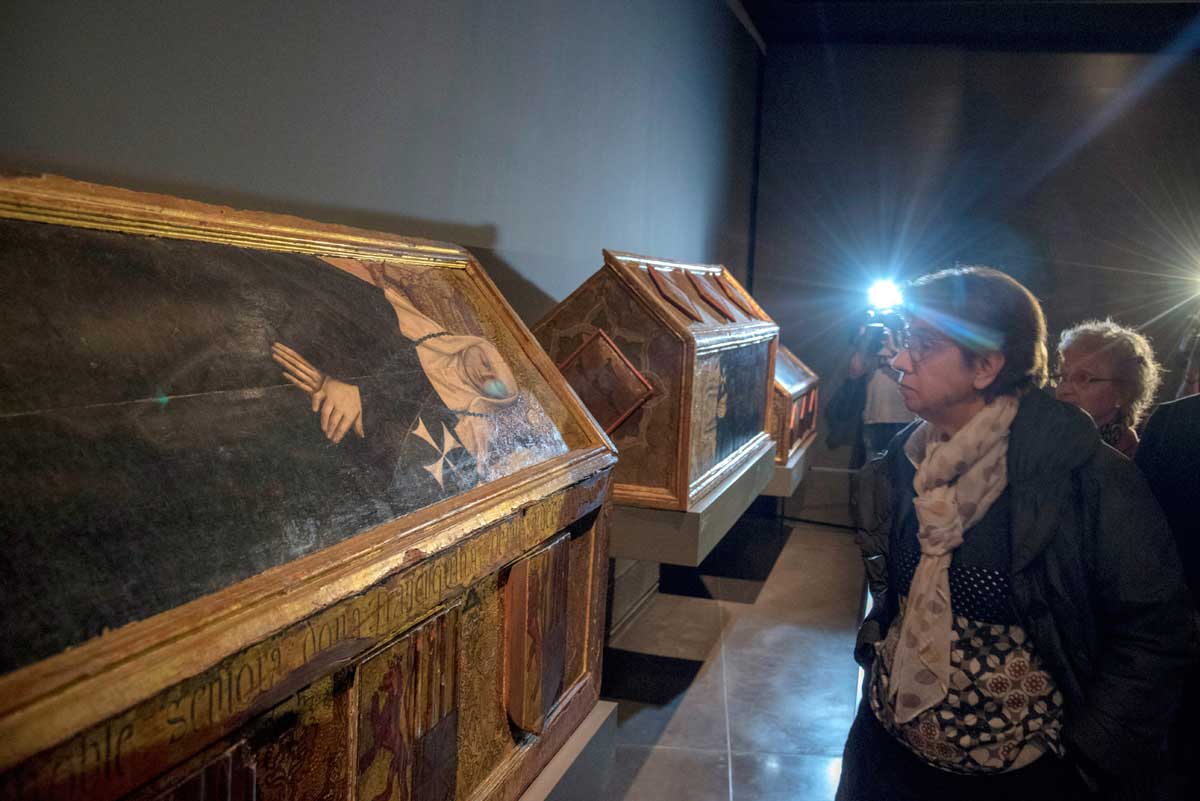 Vista de las cajas sepulcrales y trono de Blanca de Aragón y Anjou en el Museo Diocesano de Lleida