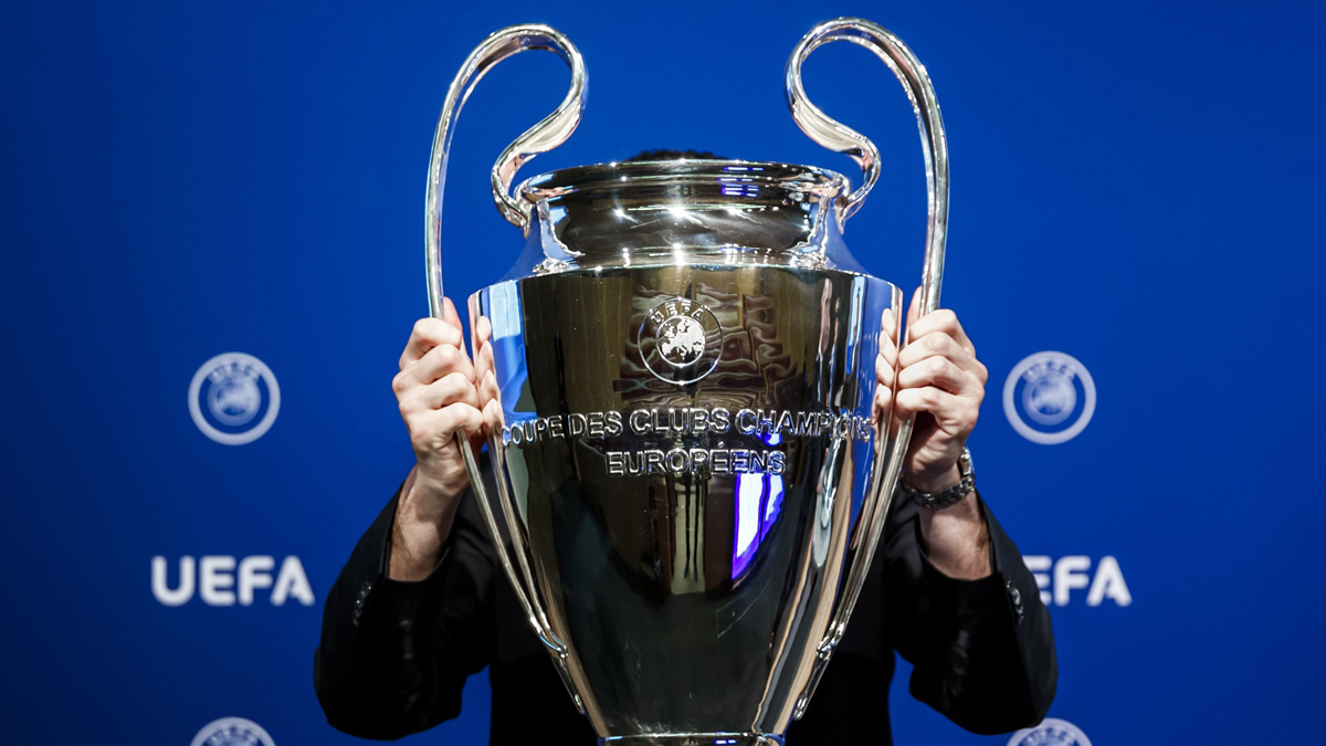 Un empleado sostiene el trofeo de la Liga de Campeones en la sede de la UEFA EN Nyon, Suiza. 