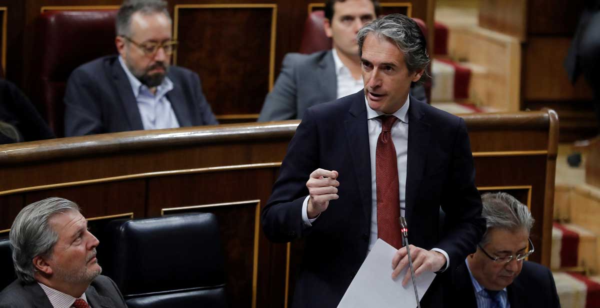 El ministro de Fomento, Íñigo de la Serna, durante una sesión de control al Gobierno. 