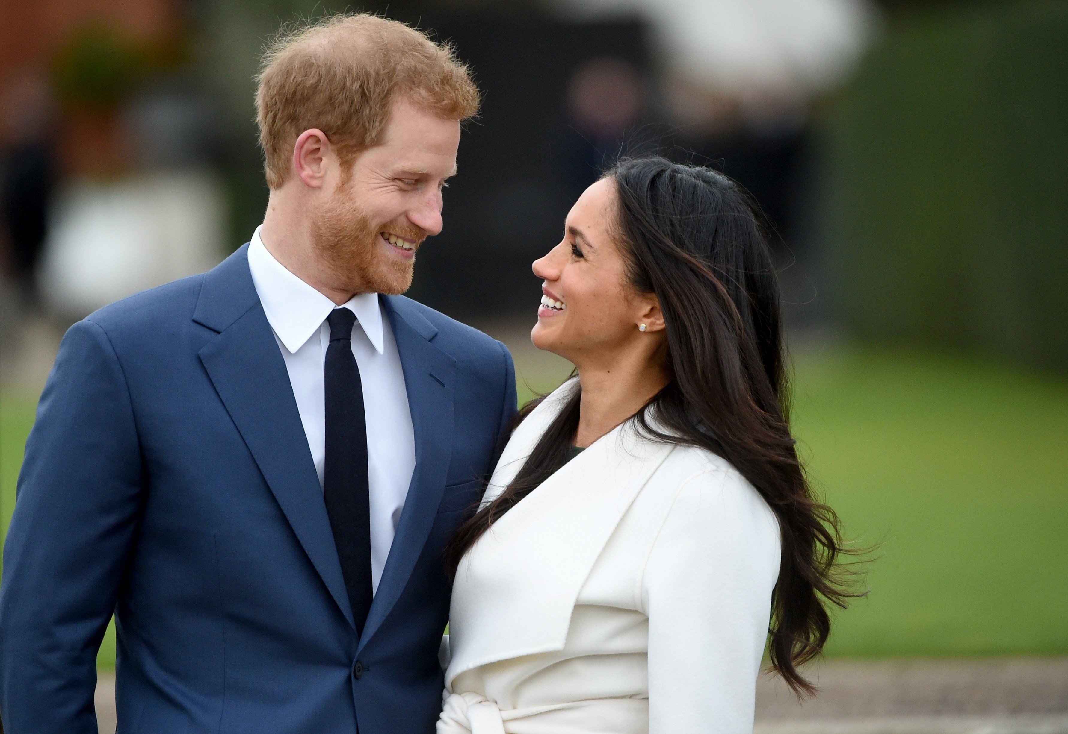 El príncipe Enrique de Inglaterra posa junto a su prometida, la actriz estadounidense Meghan Markle