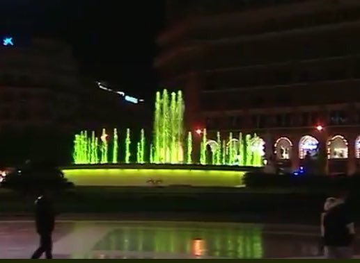 Una de las fuentes de Barcelona iluminadas de amarillo. 