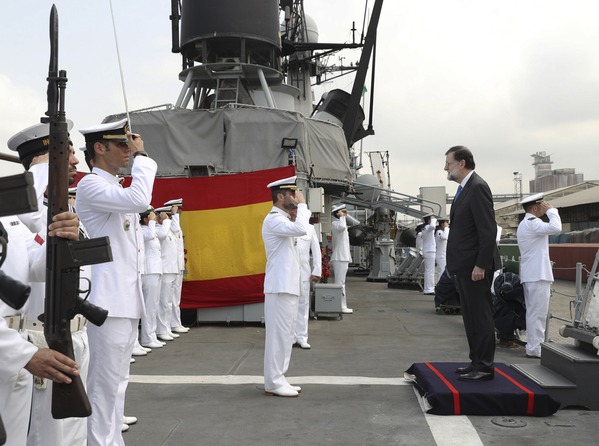 El presidente del Gobierno, Mariano Rajoy (d), en Abiyán (Costa de Marfil) durante su visita al patrullero español de altura Infanta Cristina