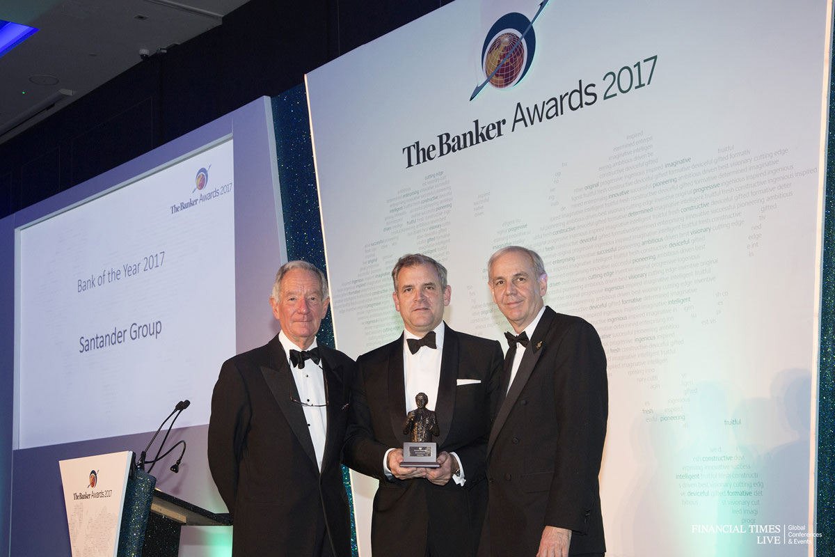 Bruce Carniege-Brown (centro), consejero independiente y vicepresidente de Santander, recoge el premio a mejor banco del mundo de manos de Brian Caplen (derecha), director de The Banker, y Michael Buerk,en la gala de The Banker del año pasado