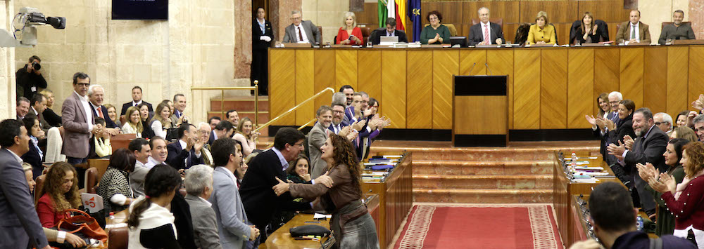 El líder de Ciudadanos, Juan Marín felicita a la consejera de Hacienda, María Jesús Montero, este jueves en el Parlamento.