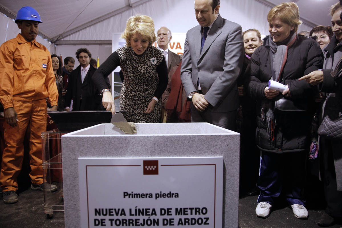 Esperanza Aguirre colocando la primera piedra de una nueva línea de Metro fuente Metro de Madrid