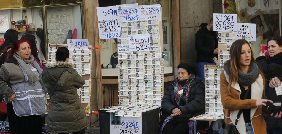 Varios puestos de lotería en la madrileña Puerta del Sol.