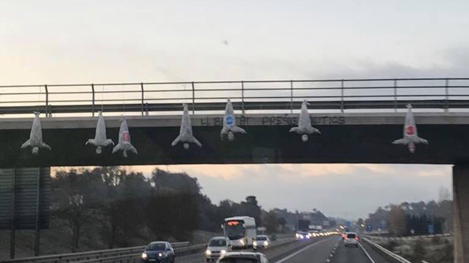 Imagen de Societat Civil Catalana con votantes no independentistas colgados de un puente boca abajo