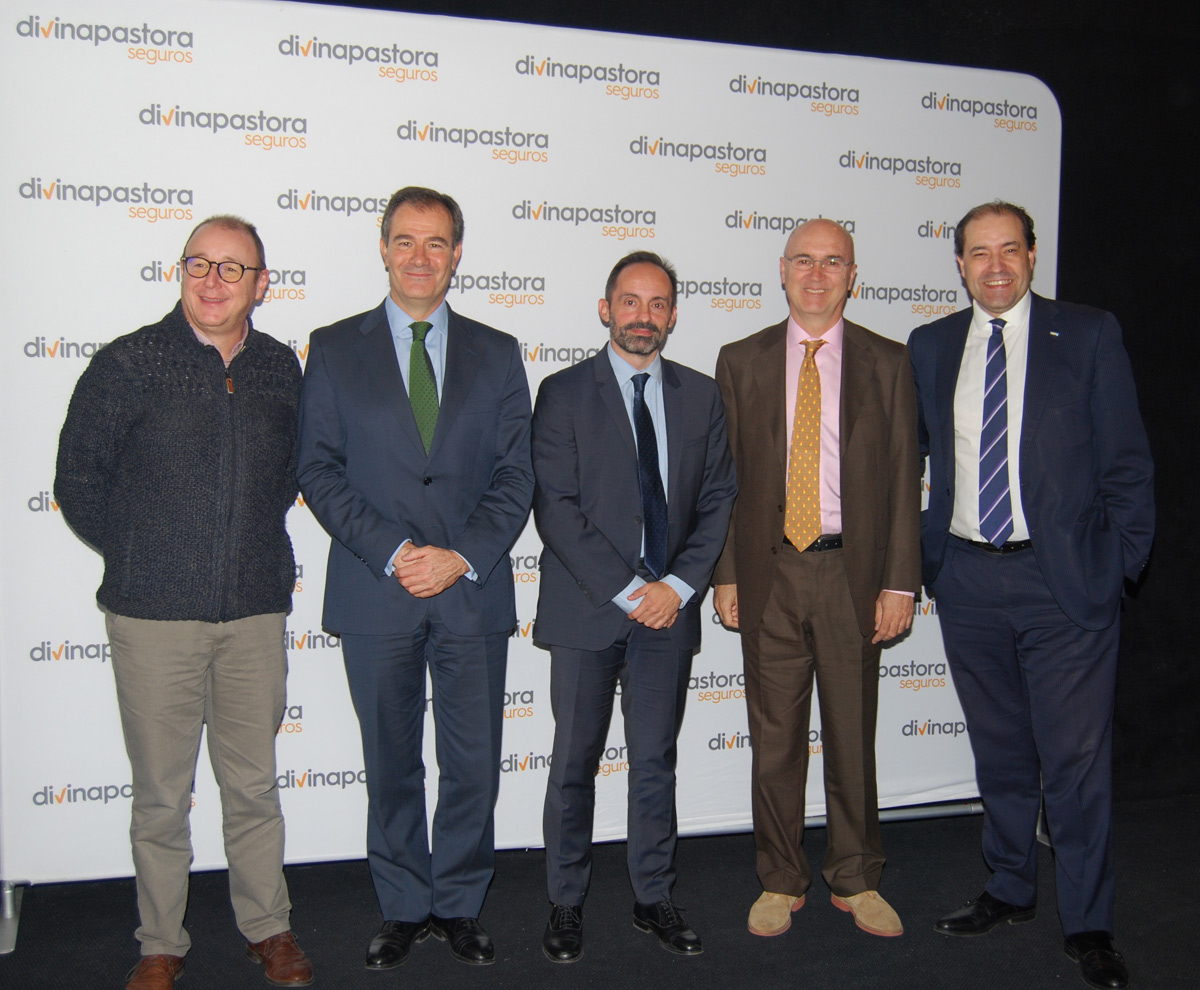 El presidente de la aseguradora 'Divina Pastora', Armando Nieto (cent.), con los dirigentes de Cruz Roja Española, Bown España, el Banco de Alimentos y la Fundación CODESPA