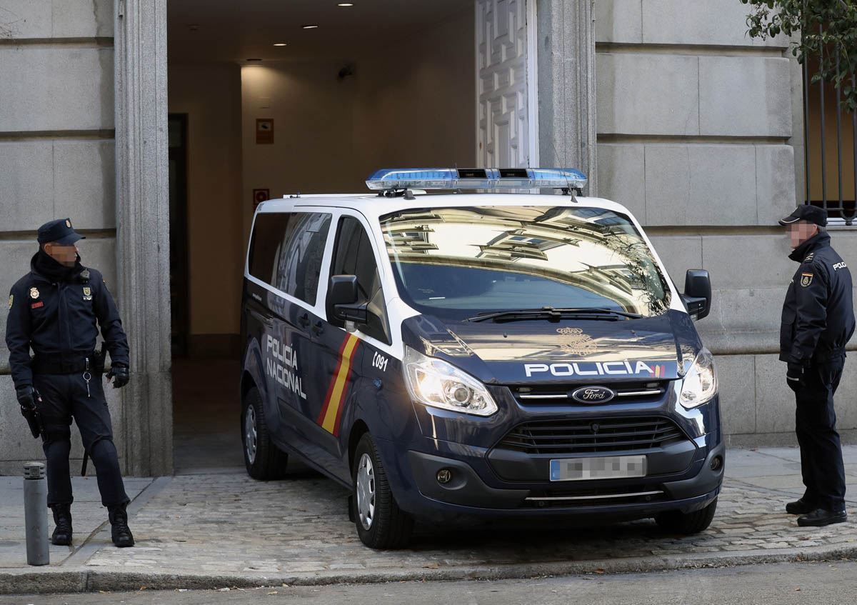 Un furgón policial entra marcha atrás en el Tribunal Supremo, donde los ocho exconsellers encarcelados, con Oriol Junqueras a la cabeza, y los líderes independentistas Jordi Sánchez y Jordi Cuixart fuente EFE