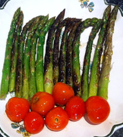 Espárragos verdes y tomates cherry y fideua mixta con berberechos