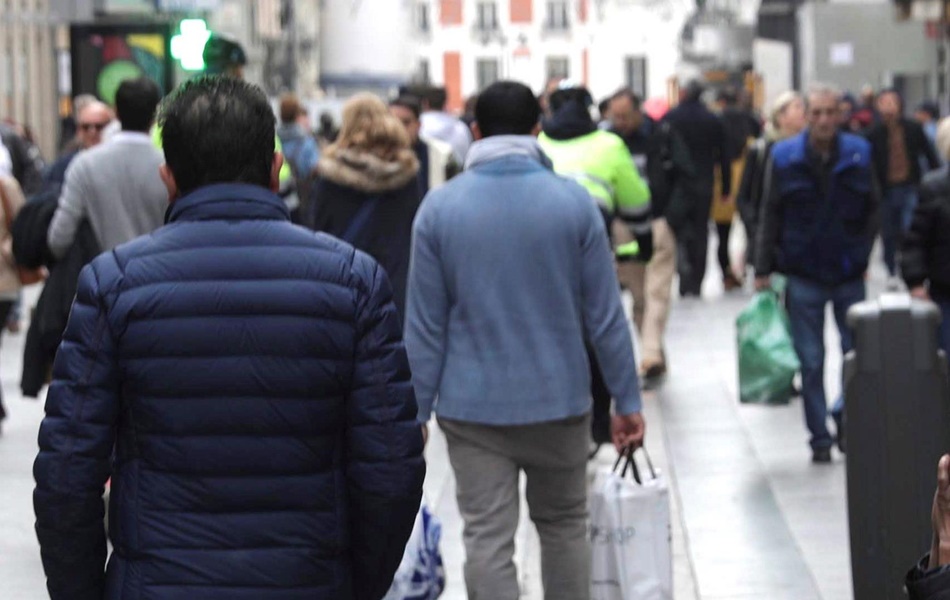 Varias personas caminan por una calle 