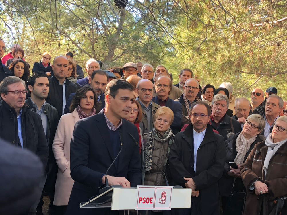 El secretario general del PSOE, Pedro Sánchez, en el cementerio de Paterna, Valencia