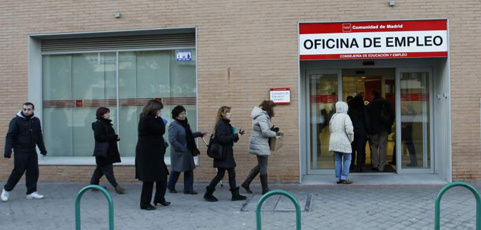 Mujeres en la cola de una Oficina de Empleo.