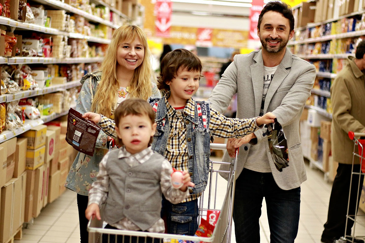 Una familia haciendo compras navideñas