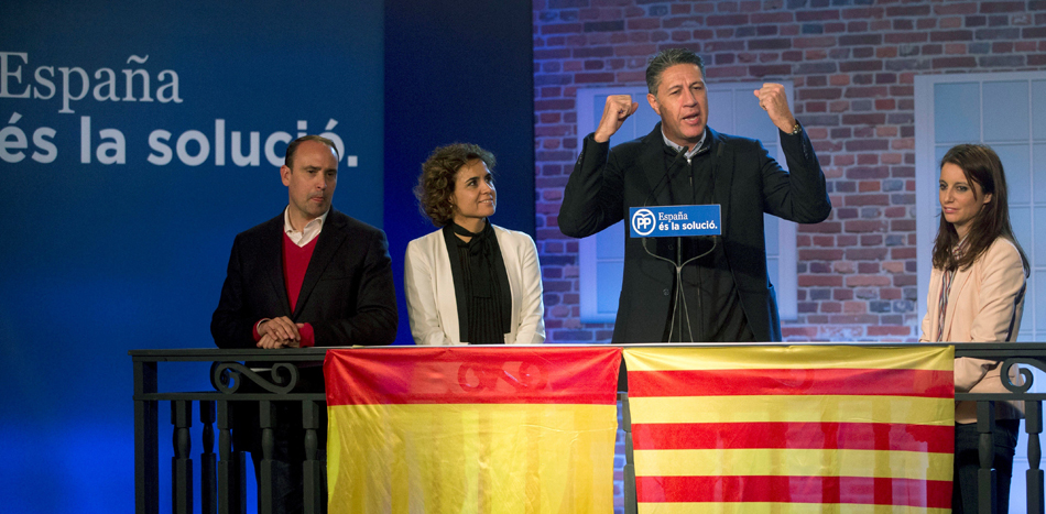 El candidato a la Generalitat de Catalunya por el PP, Xavier García Albiol (2d), acompañado por Dolors Montserrat (2i), Andrea Levy y Daniel Serrano, durante el acto
