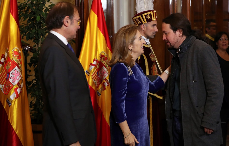 El presidente del Senado, Pío García Escudero, y la presidenta de la Cámara Baja, Ana Pastor, saludan a Pablo Iglesias durante la recepción en el Congreso con motivo del Día de la Constitución. 