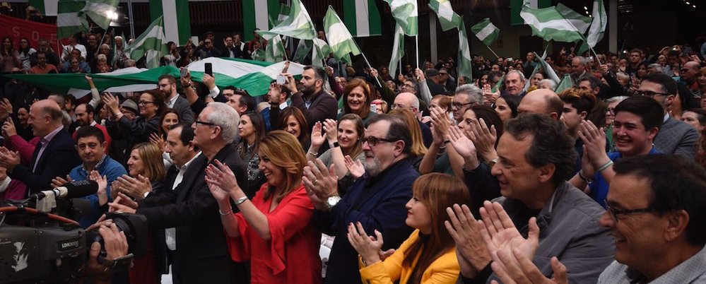 Dirigentes y exdirigentes del PSOE-A aplauden en el acto con motivo del 4D celebrado el sábado en Torremolinos.