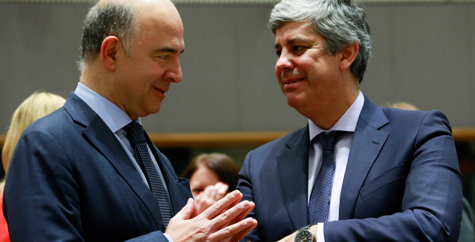 El comisario europeo de Asuntos Económicos y Financieros, Pierre Moscovici (izq), y el presidente del Eurogrupo, el portugués, Mário Centeno, a su llegada a la reunión de ministros de finanzas de la UE.