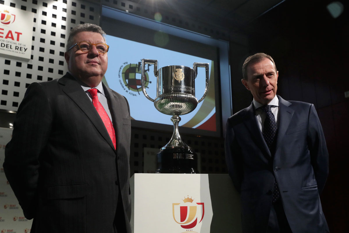 El exfutbolista Emilio Butragueño y el técnico del Numancia, Víctor Martín, junto al trofeo de la Copa del Rey, durante el sorteo de los octavos de final de la Copa del Rey.