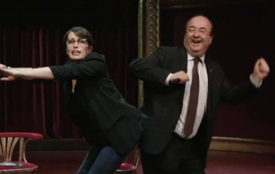 Miquel Iceta baila con Thais Villas en el programa 'El Intermedio'.  