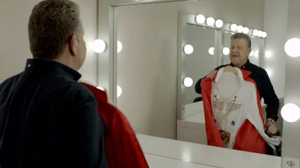 Alberto Chicote, eligiendo traje para las Campanadas en la promo de Antena 3