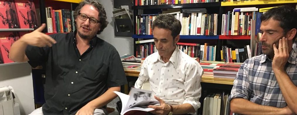El editor David González Romero (izquierda), en la presentación del libro 'El ángel Dadá', junto a Fernando González Viñas y José Lázaro.