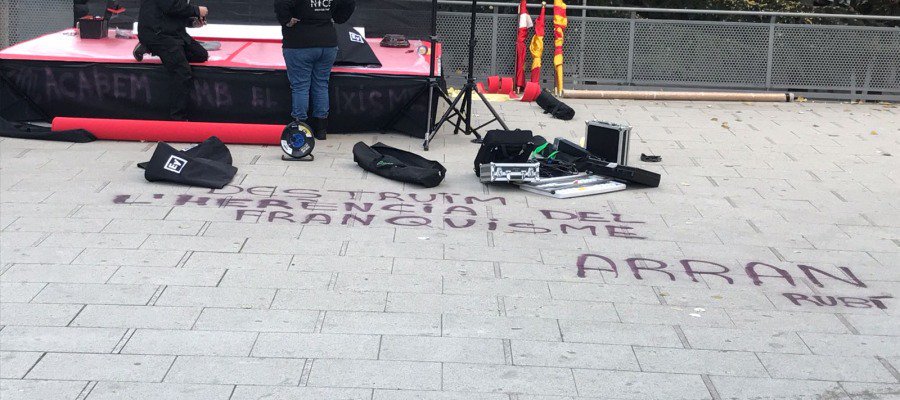 Pintada de Arran en Rubí, antes del acto de campaña de Miquel Iceta 