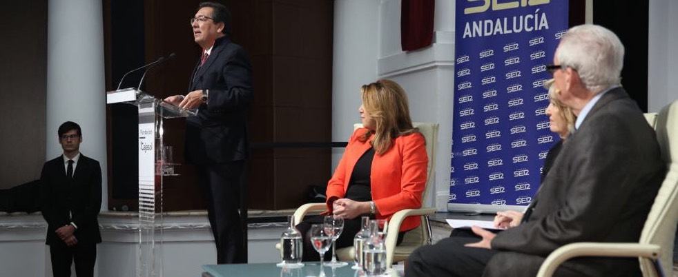 El presidente de Cajasol presentando a Susana Díaz y Rafael Escuredo en los Encuentros de la SER.
