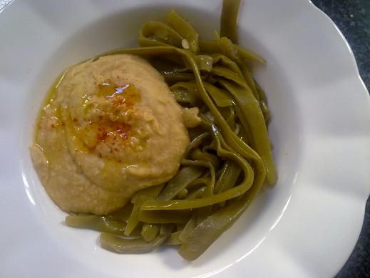 Judías verdes con humus y filetes de gallo rellenos de queso de cabra