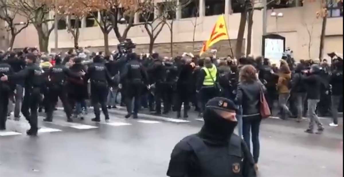 Manifestantes ante el Museo de Lérida