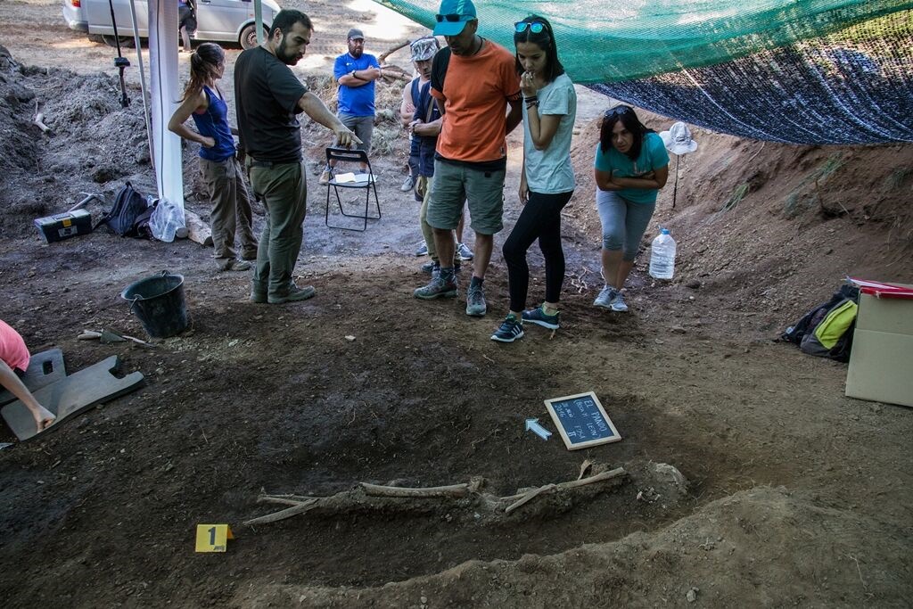 Trabajos de excavación y exhumación de una fosa del franquismo.