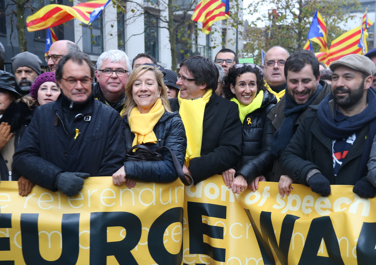 El expresident Puigdemont y la número dos de ERC, Marta Rovira, en el centro de la cabecera de la manifestación del 7-D en Bruselas