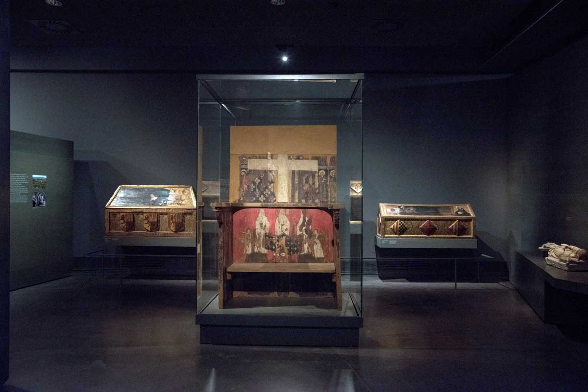 Vista de las cajas sepulcrales y trono de Blanca de Aragón y Anjou en el Museo Diocesano de Lleida.