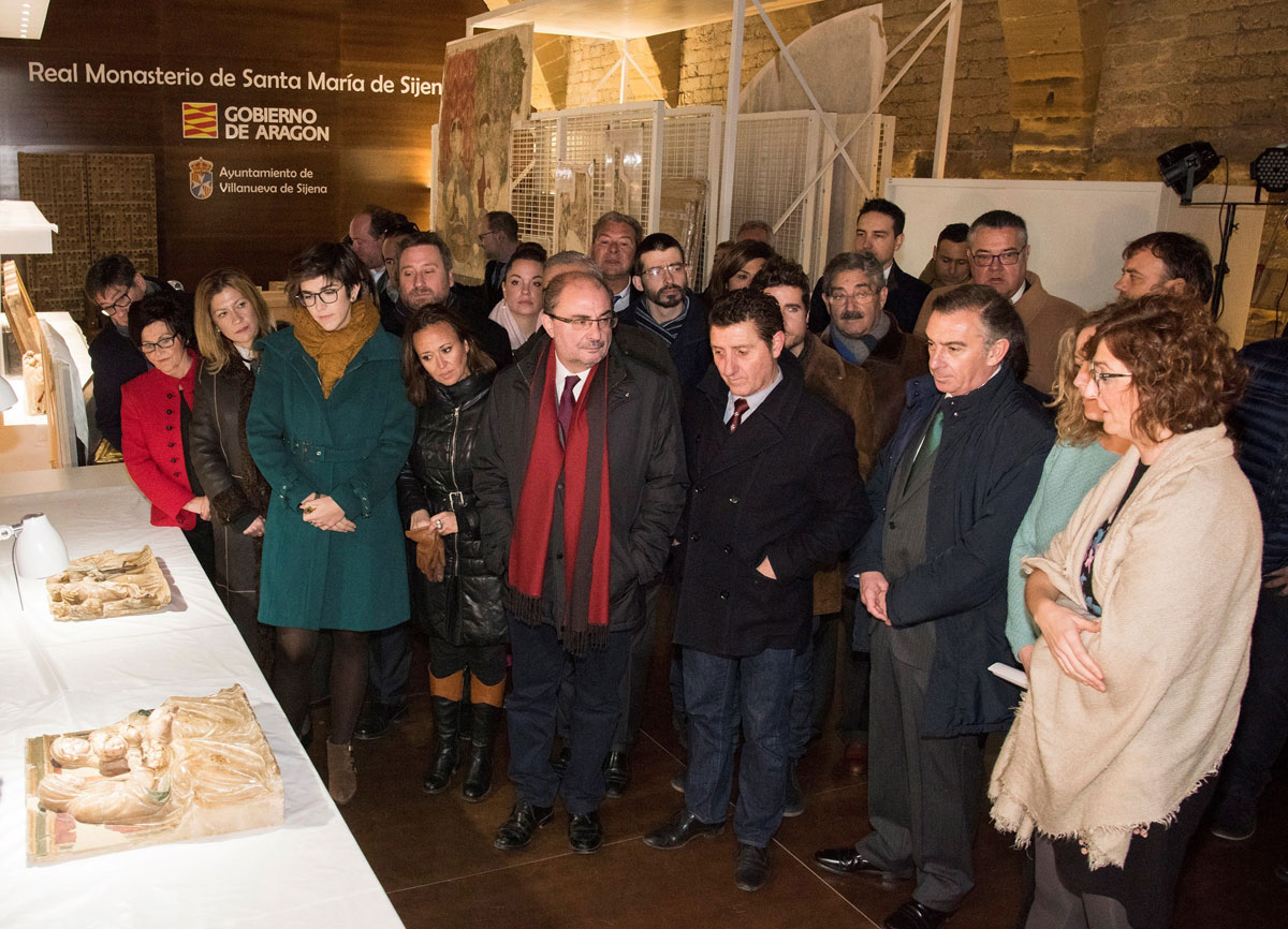 El presidente de Aragón Javier Lambán (5d), durante su visita a los bienes de Sijena.