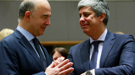 El comisario europeo de Asuntos Económicos y Financieros, Pierre Moscovici (izq), y el presidente del Eurogrupo, el portugués, Mário Centeno, a su llegada a la reunión de ministros de finanzas de la UE.