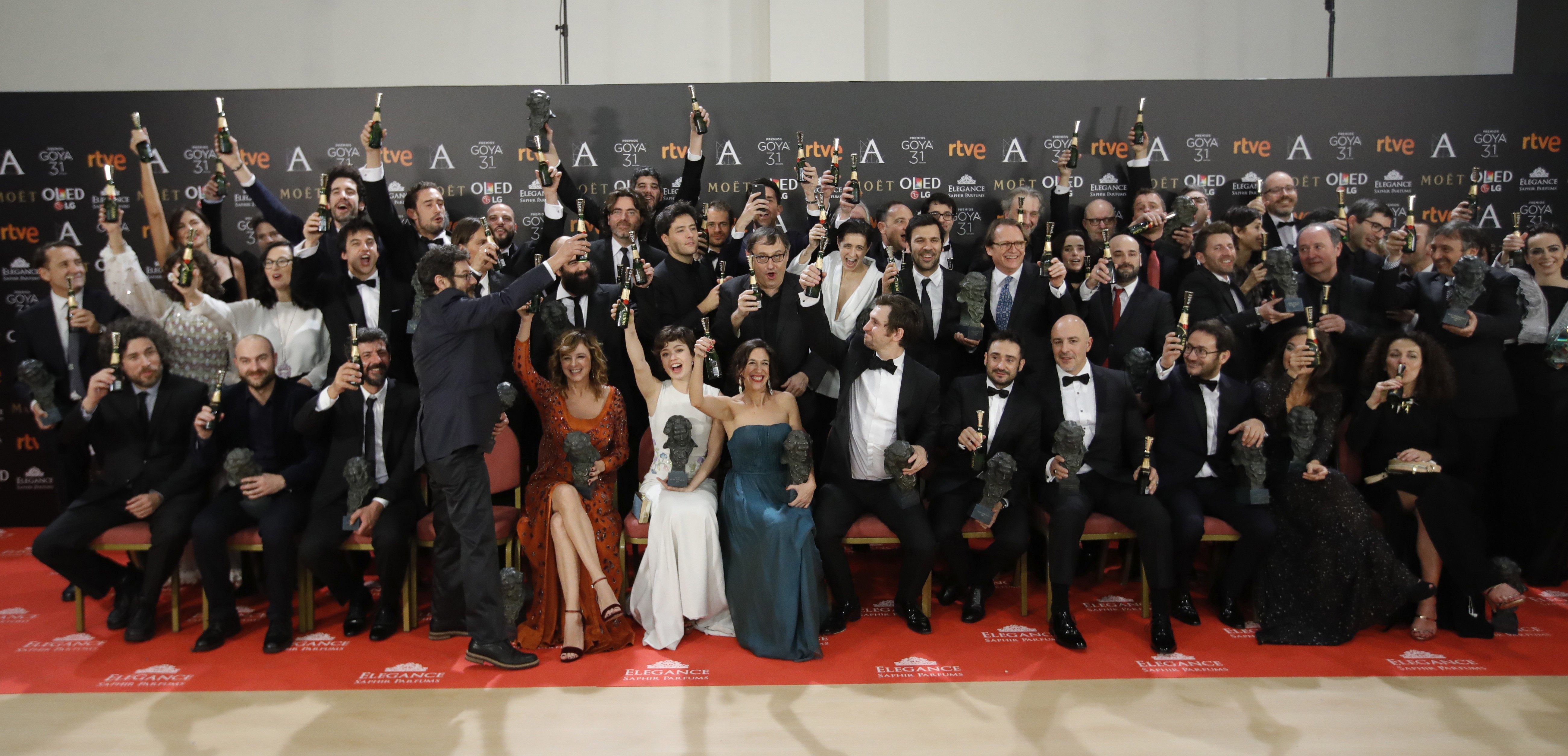 Los premiados posan con sus galardones tras la gala de entrega de la XXXI edición de los Premios Goya el 4 de febrero de 2017 en el Marriott Auditorium Hotel, en Madrid. 