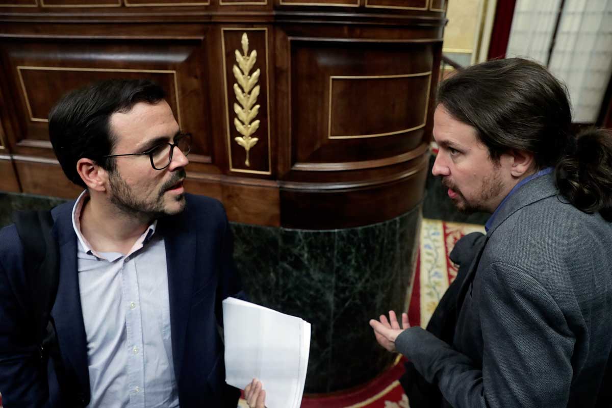 El secretario general de Podemos, Pablo Iglesias, y el líder de IU, Alberto Garzón.