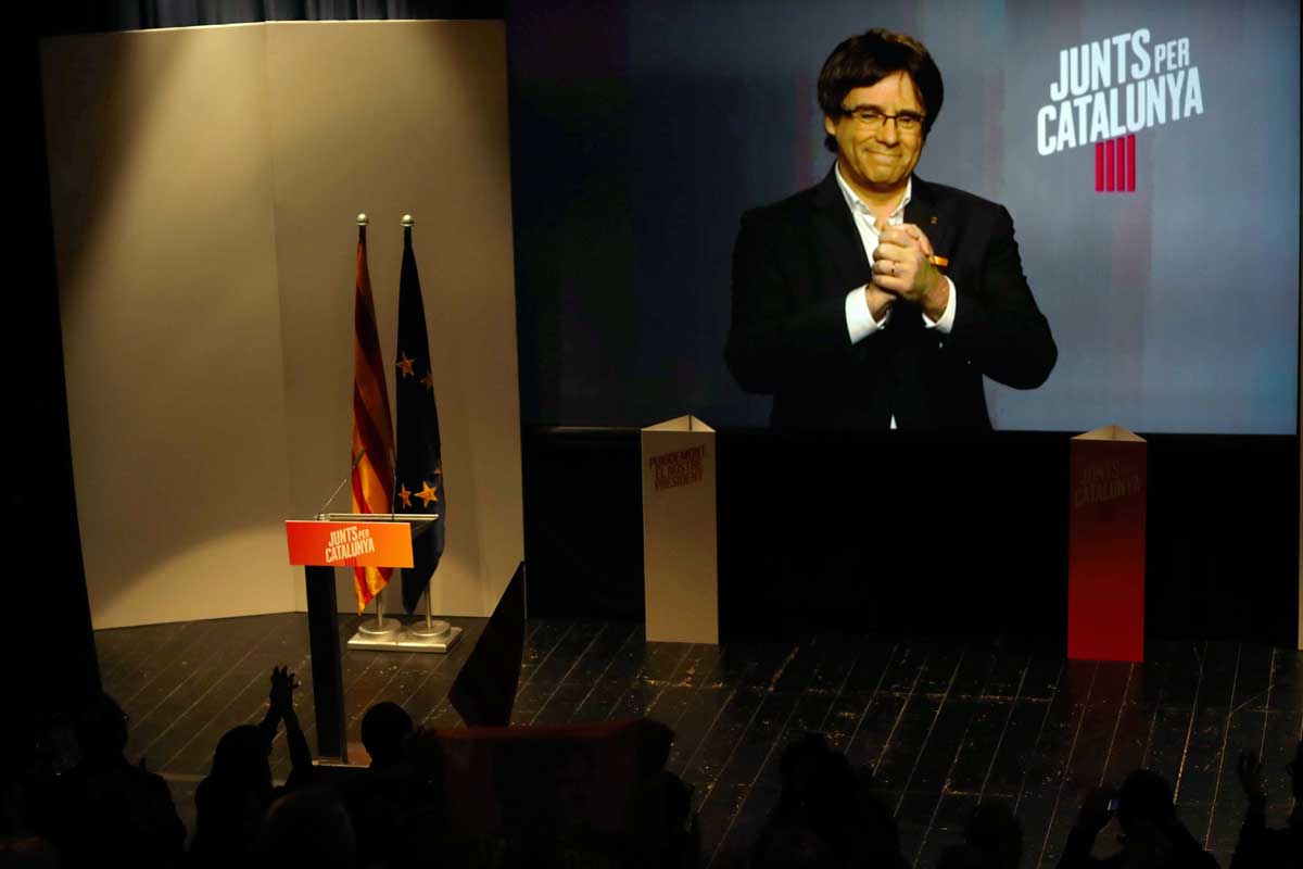 Intervención por videoconferencia del expresidente de la Generalitat, Carles Puigdemont, durante un mitin de Junts per Catalunya.