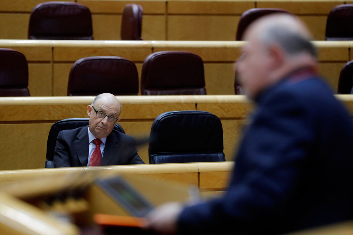 El senador por Ciudadanos Francisco Javier Alegre, d., se dirige al ministro de Hacienda, Cristóbal Montoro,iz., durante el pleno del Senado