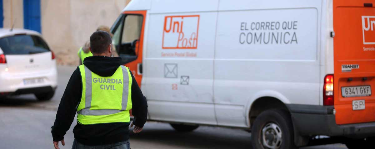 Registro de la Guardia Civil en las instalaciones de la empresa de mensajería privada Unipost en L'Hospitalet de Llobregat (Barcelona). 