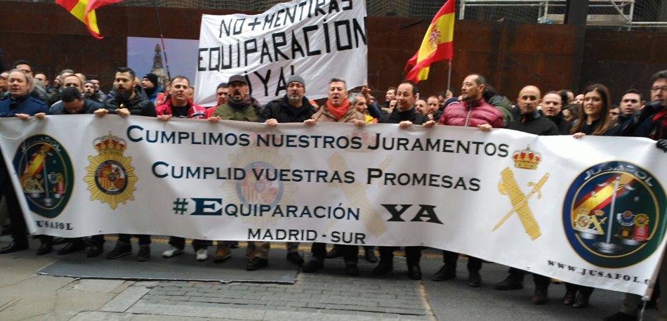 Guardias civiles y policías piden la equiparación salarial ante el Ministerio de Hacienda.