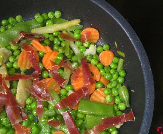 Menestra de verduras con jamón y costillas de cerdo guisadas con patatas